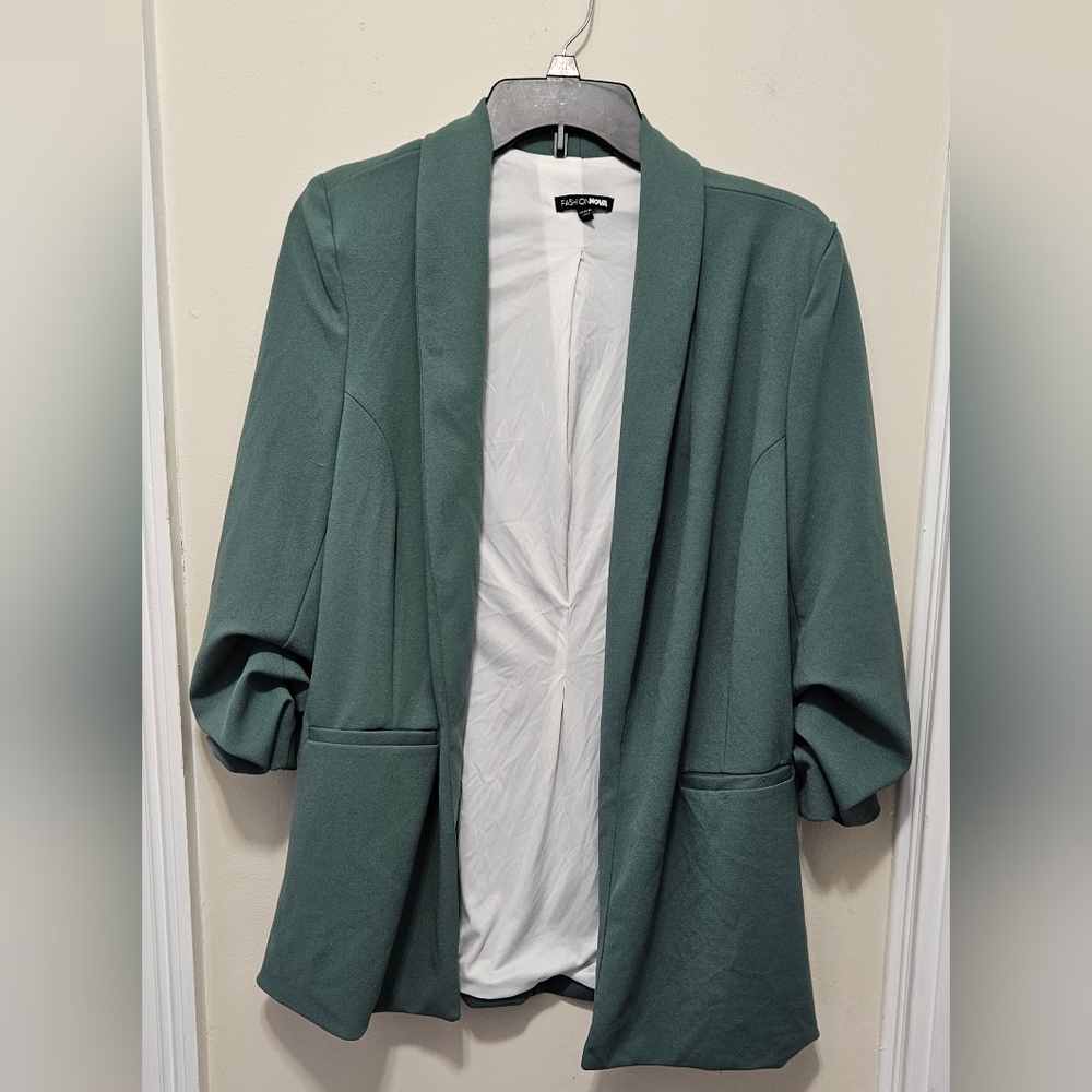 Woman large green blazer with ruche sleeves